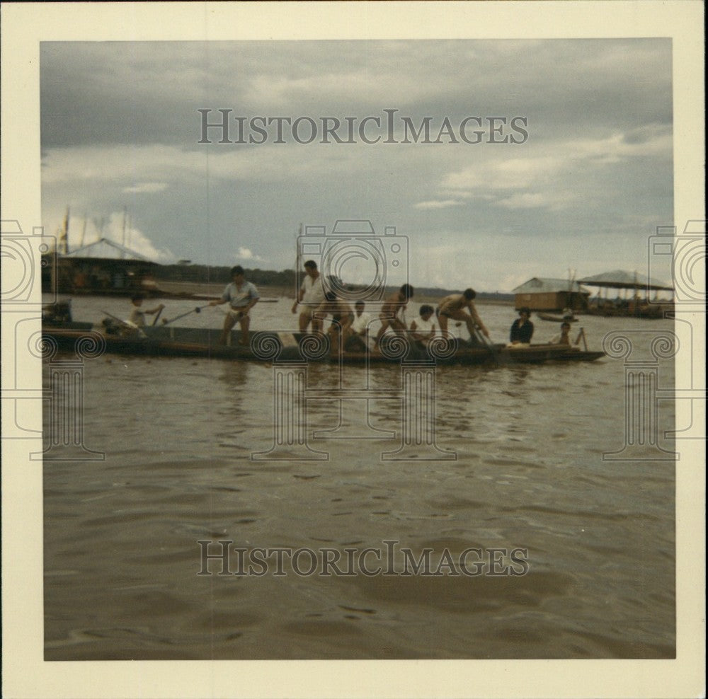 Press Photo Family Fishing with Net Amazon River Iquitos Peru - Historic Images