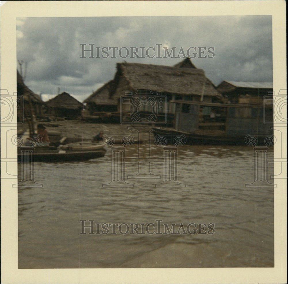 Press Photo Native Woman Washing Clothes in Amazon River Iquitos Peru - Historic Images