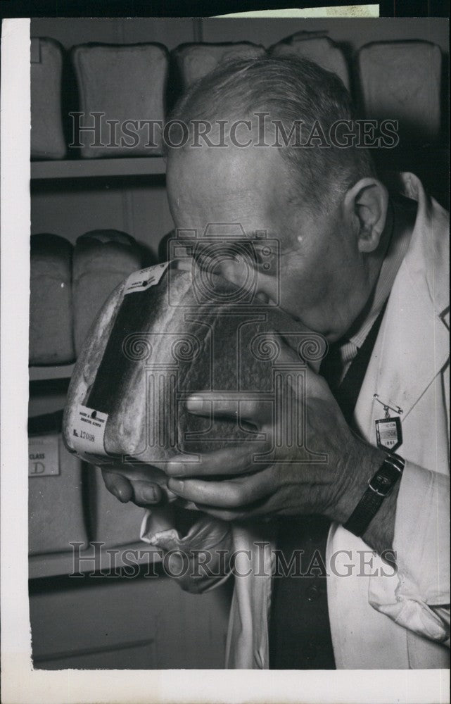 1952 Press Photo Mr. N.D. Robinson Bread Judge International Bakers Exhibition - Historic Images