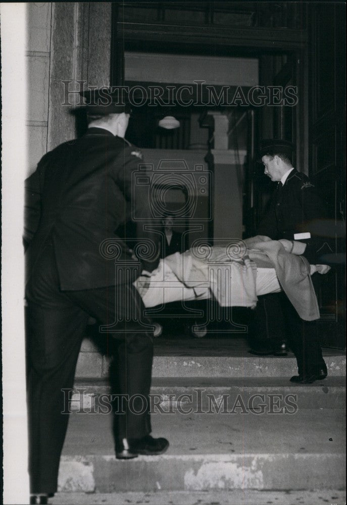 1950 Queen Mary&#39;s Home Raid Police Removing Debris Marlborough House - Historic Images