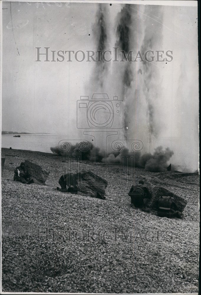 1950 Press Photo Marine Commandos Give Cliff Climbing demonstration exercise-Historic Images