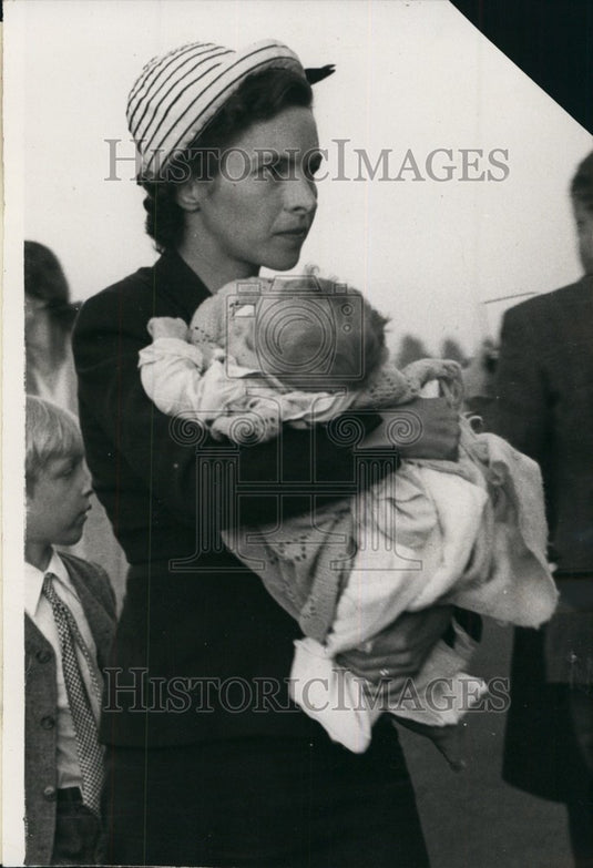 1953 Press Photo Mrs. Melinda Maclean, & children,husband missing - Historic Images