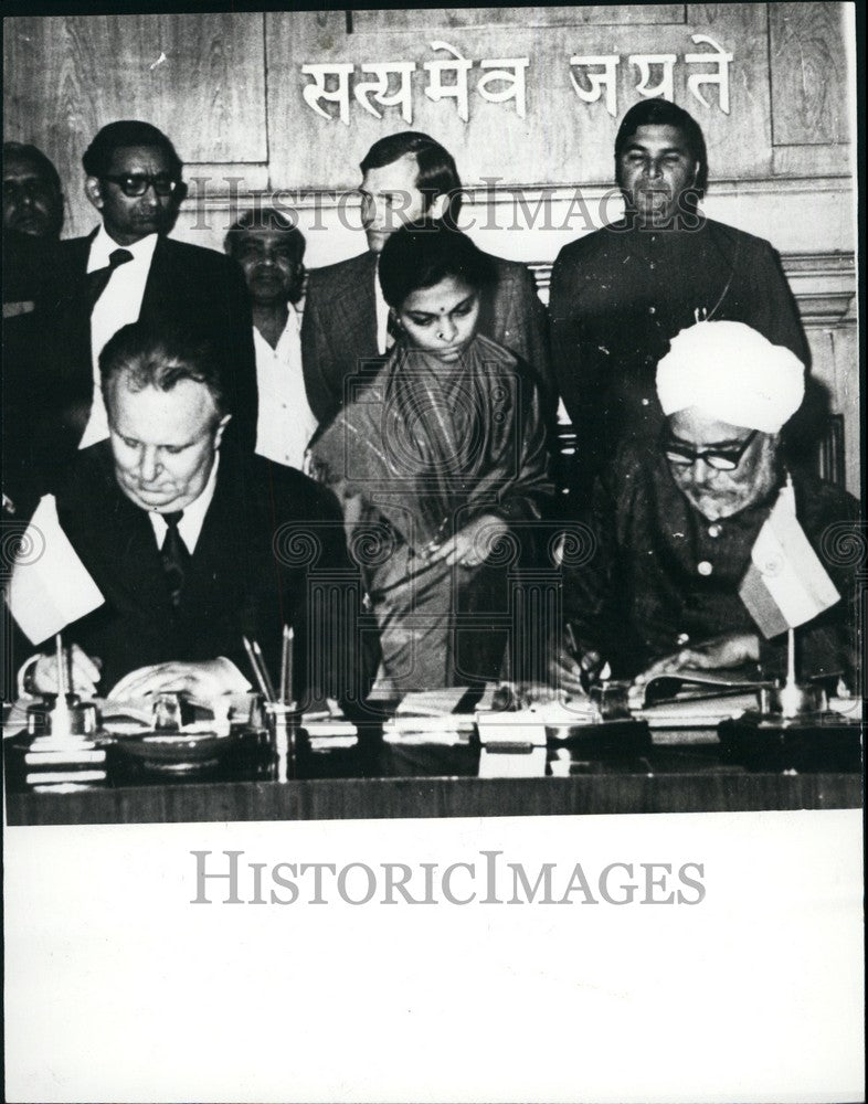 Press Photo Indian and Polish Diplomats Signing Agreement - Historic Images