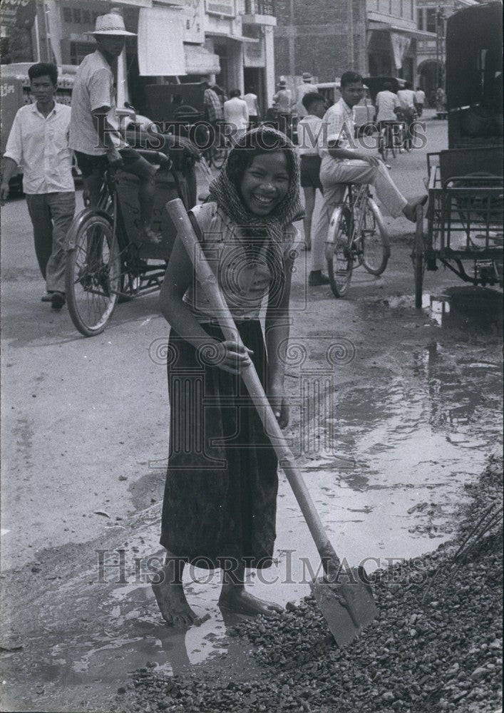 Press Photo A girl labourer of Phnon-Penh - KSB69241 - Historic Images
