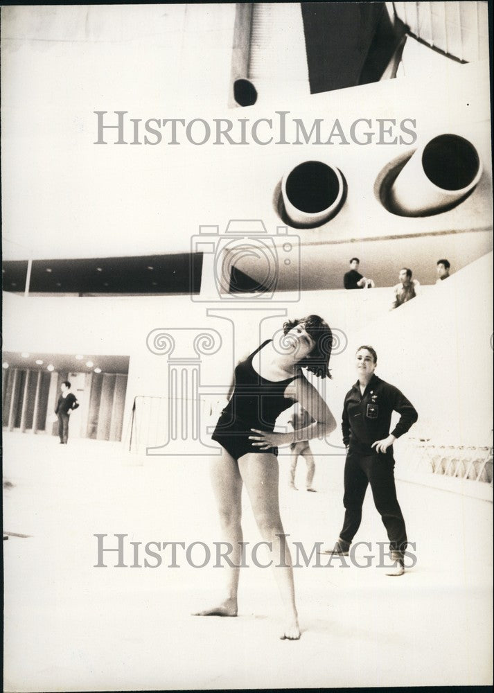 Press Photo Australian Divers Robyn Bradshaw Sue Knight Stretching Olympics-Historic Images