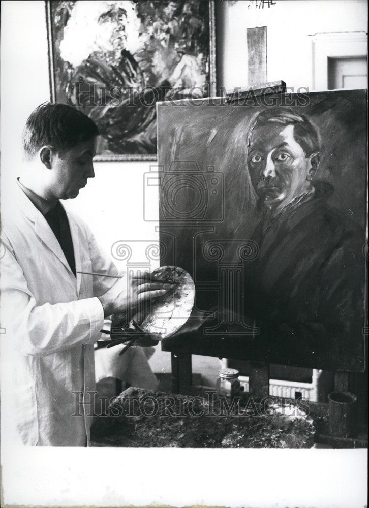 1966 Press Photo Artist Guenther Rittner paints portraits of famous people. - Historic Images
