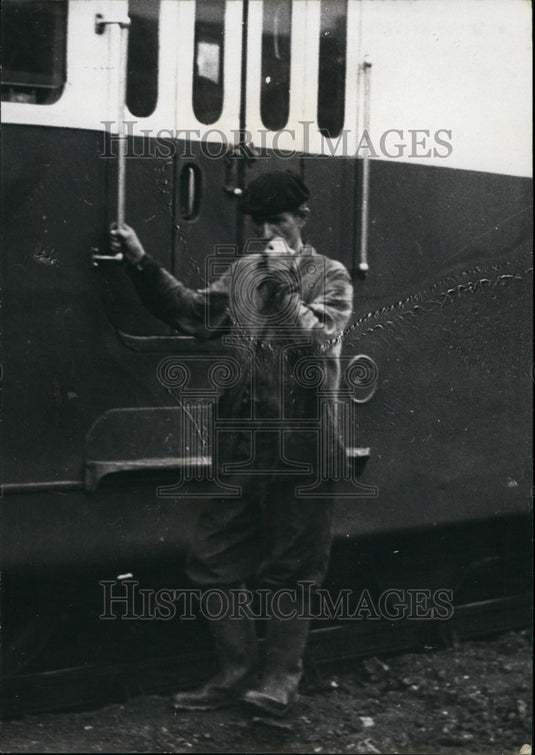 1957 Press Photo Railway Man Pierre Ribat After Learning Of Mother's Death - Historic Images
