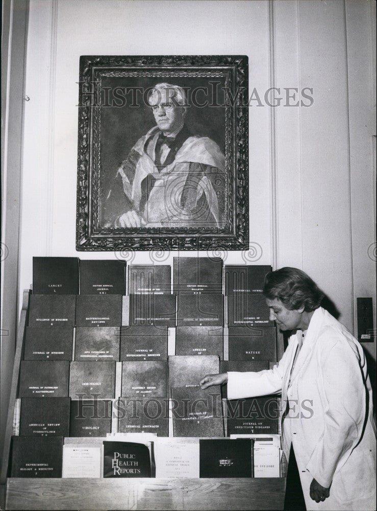 Press Photo Lady Fleming &amp; her late husband&#39;s painting - KSB69459-Historic Images