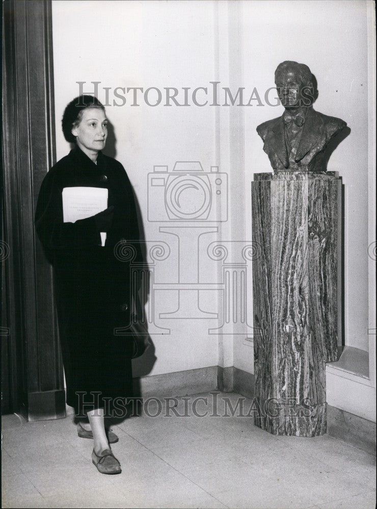 Press Photo Lady Fleming leaves the Wright-Fleming Institute - KSB69463 - Historic Images