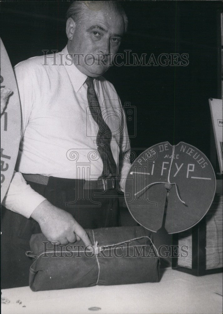 1951 Press Photo Man Presents Packaging Machine, Autumn Invention Expo, Paris - Historic Images