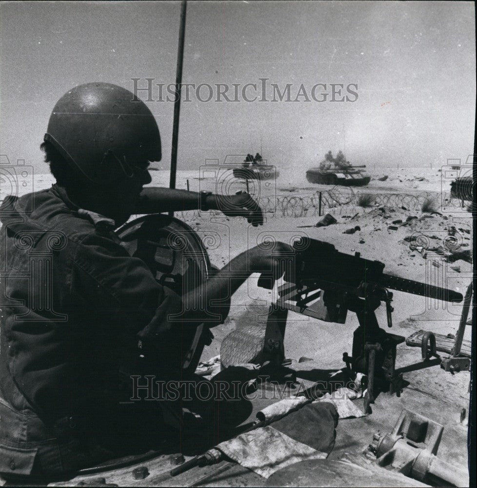 1975 Press Photo Israeli in reconditioned Soviet T-55 tank - Historic Images