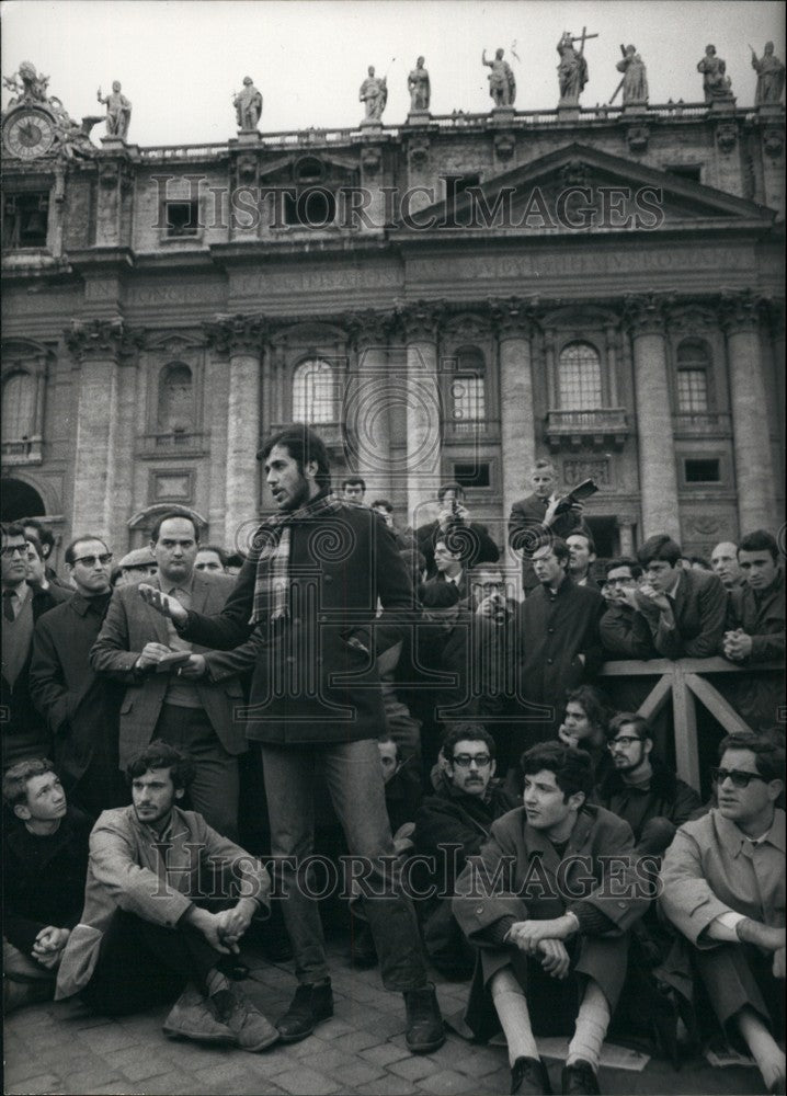 1968 A group of Roman Students in protest to Pope - Historic Images