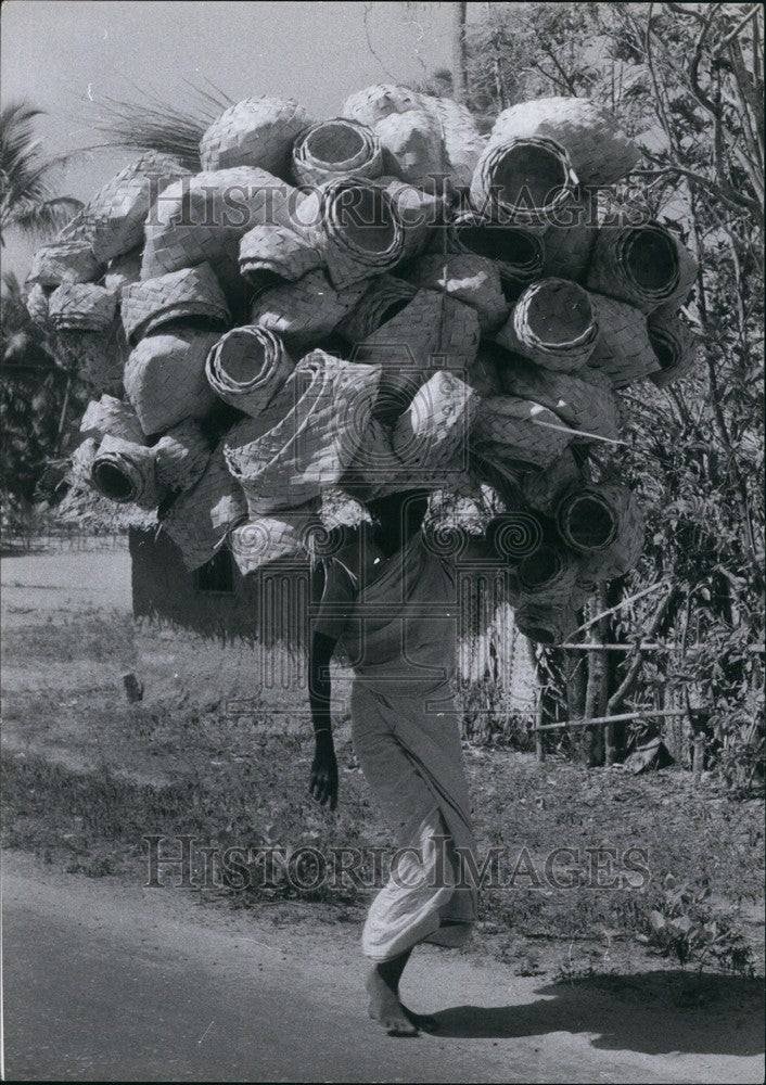 Press Photo Woman Carrying A Lot Of Baskets Trivandrum Communism Controlled - Historic Images