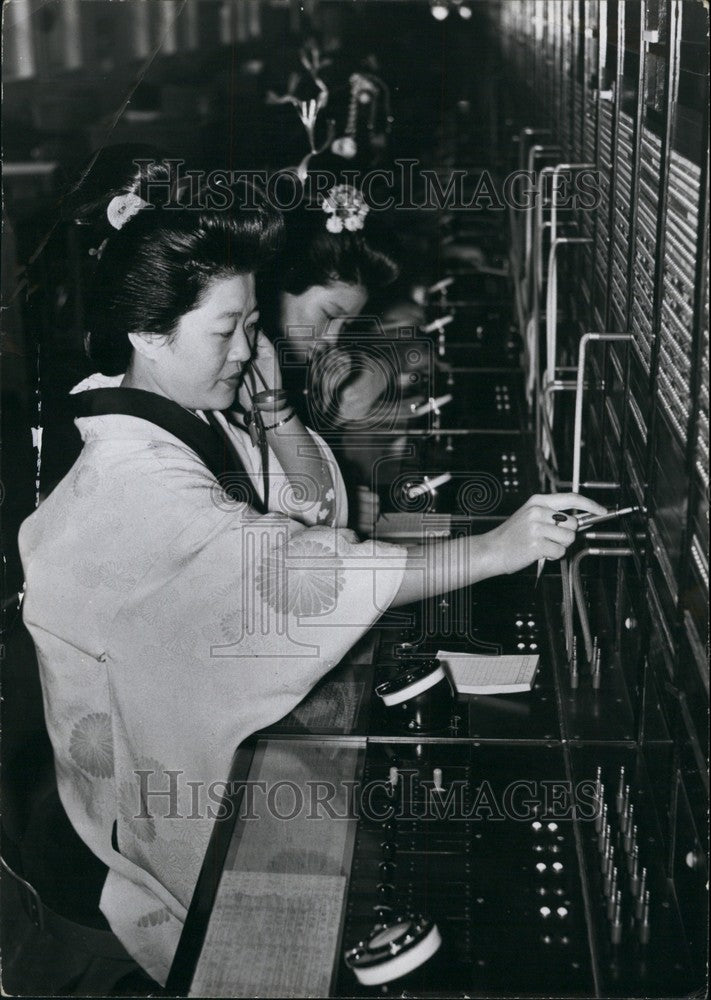 Press Photo Japanese Women Telephone Operators Wearing Kimonos/Switchboard - Historic Images