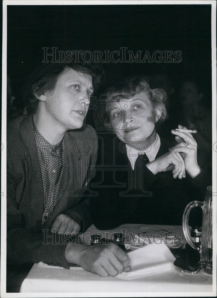 Press Photo Women Talking and smoking at a table - KSB69567-Historic Images