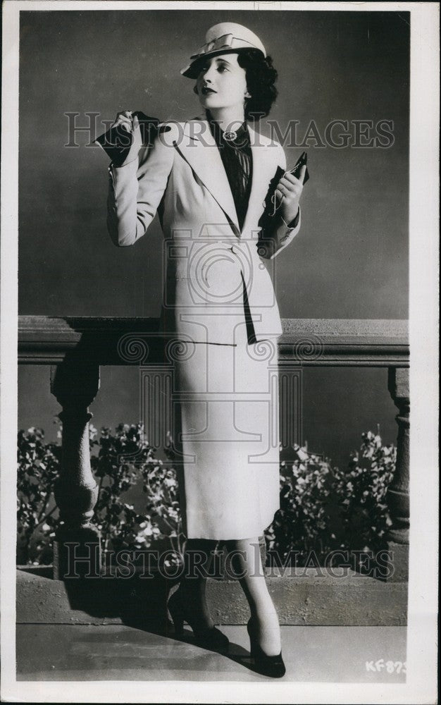 Press Photo Tallored Smartness For The Summer - KSB69615-Historic Images