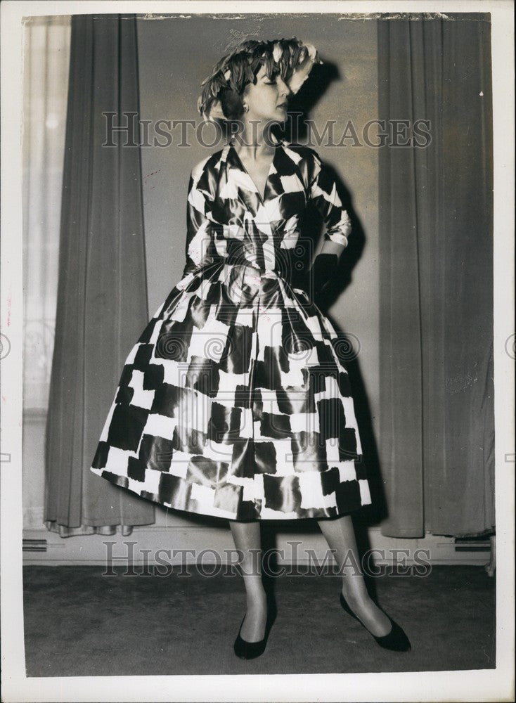 1959 Press Photo New Styles Norman Hartnell Collection Taffeta afternoon dressed - Historic Images