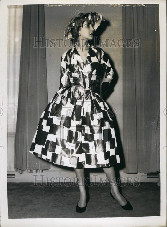 1959 Press Photo New Styles Norman Hartnell Collection Taffeta afternoon dressed - Historic Images