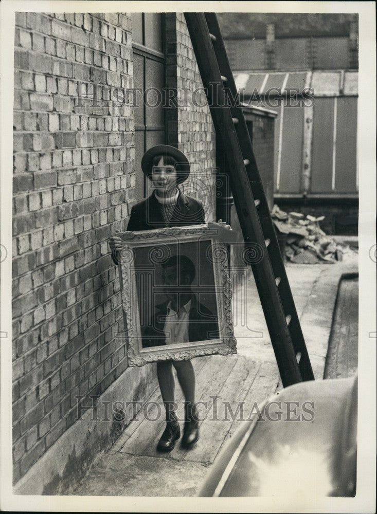 1957 Press Photo Barbara Fergus Burlington House Father&#39;s Painting Man From Sun-Historic Images