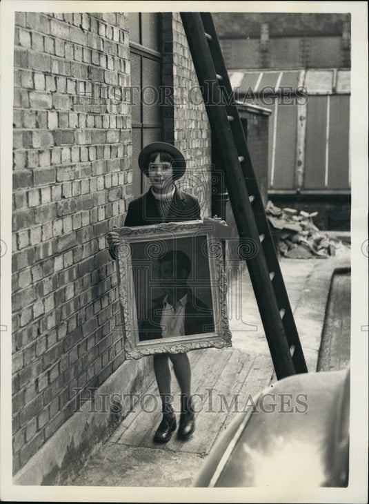 1957 Press Photo Barbara Fergus Burlington House Father's Painting Man From Sun-Historic Images