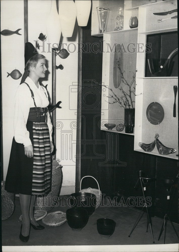 1959 Press Photo Swedish Girl In National Dress Scandinavian Pottery Paris-Historic Images