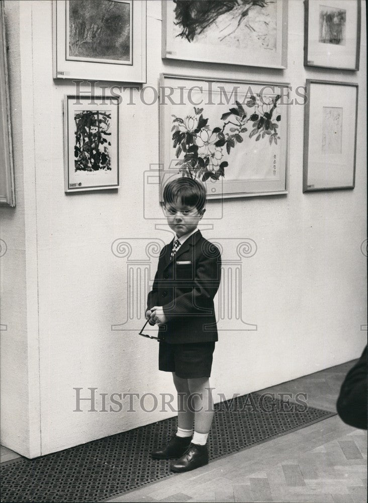  Lewis Lyons, who paints under the name of 'Gino'. - Historic Images