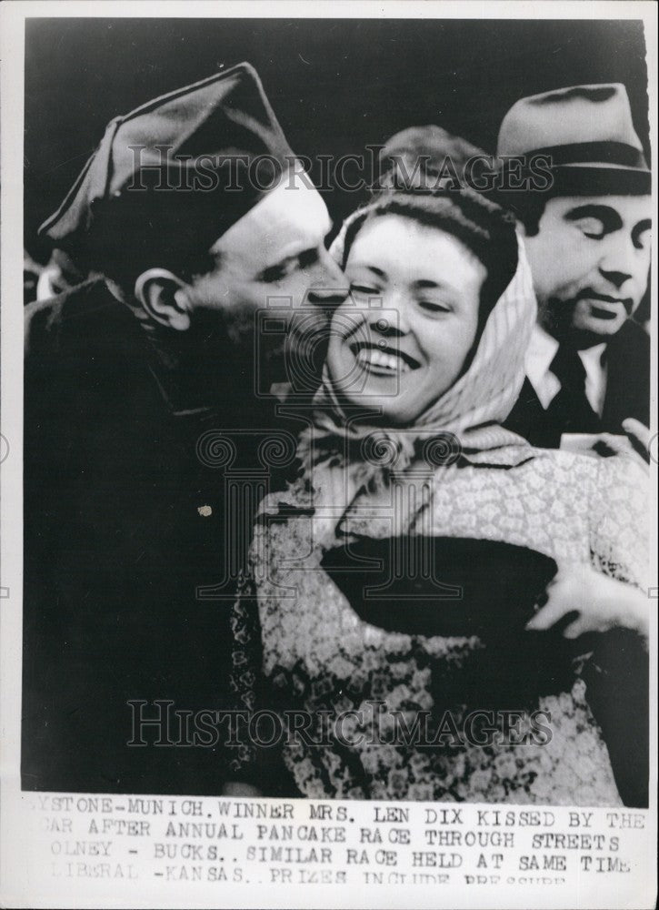 1951 Press Photo Munich Mrs. Len Dix Kissed - Historic Images