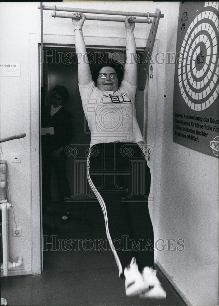 1970 Annemarie Griesinger checking her fitness on the home training - Historic Images