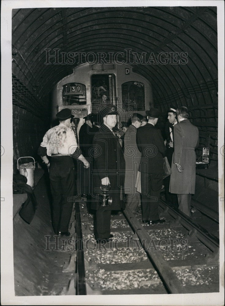 1953 Railway Officials Help Passengers After The Crash At Stratford - Historic Images