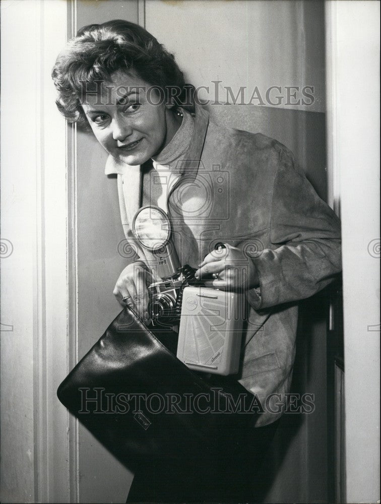 1959 The New Flash-Lighter "Cornet' Is The Size Of A Postcard - Historic Images