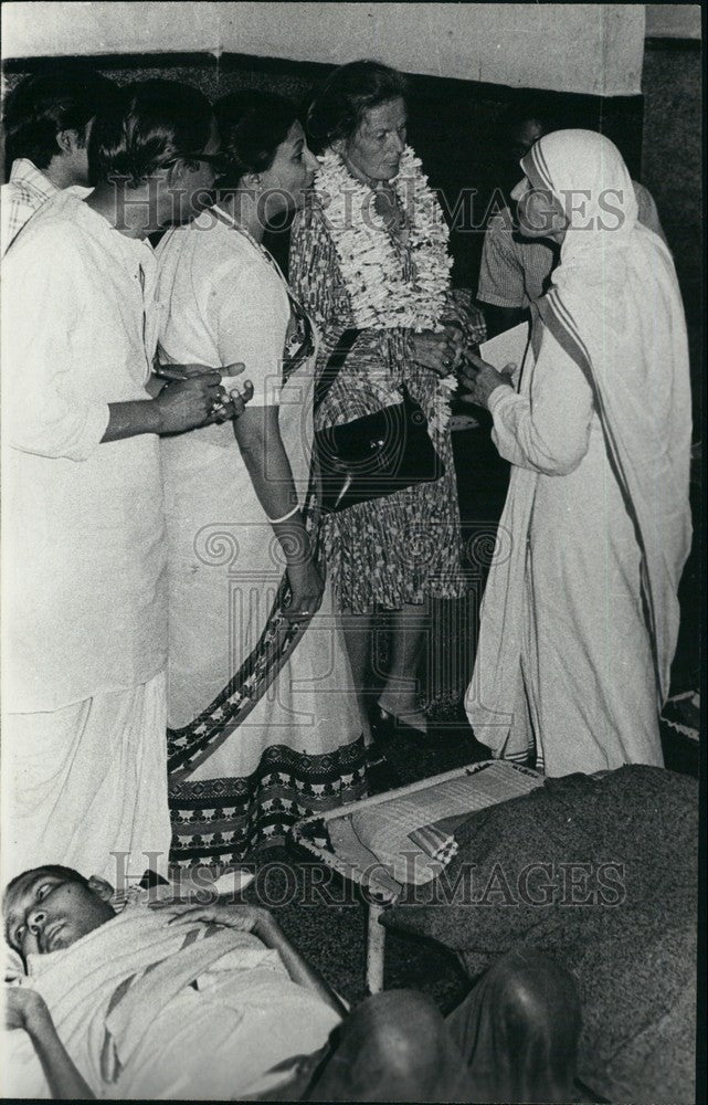 Press Photo Mrs Mc Namara, Mother Teresa, Calcutta, India - KSB70421-Historic Images