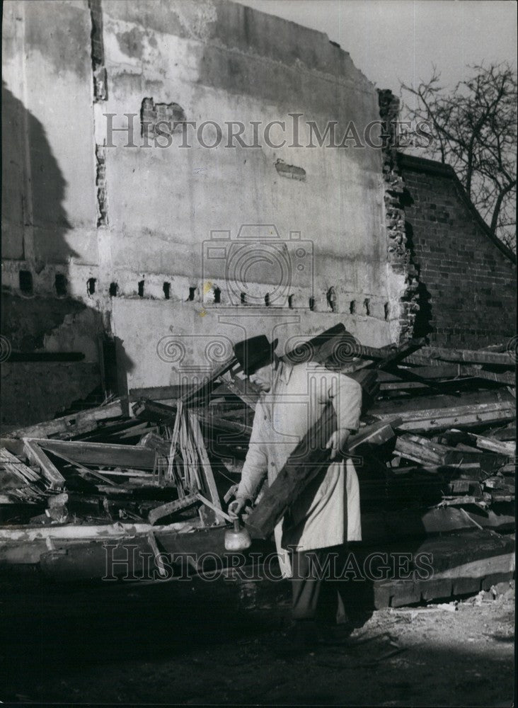 Press Photo Mr. Kern Carries A Hundred Years Old Beam Home - KSB70447-Historic Images
