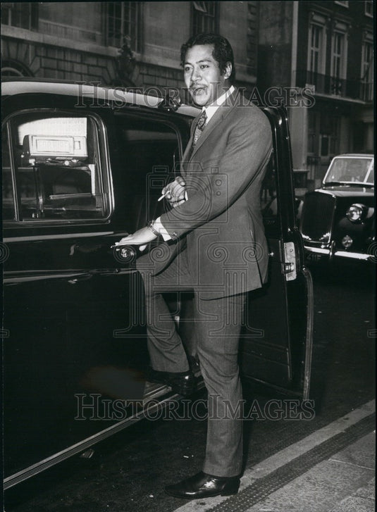 1969 Press Photo The Crown Prince Of Tonga, Prince Topouto'A Steps Into A Taxi - Historic Images