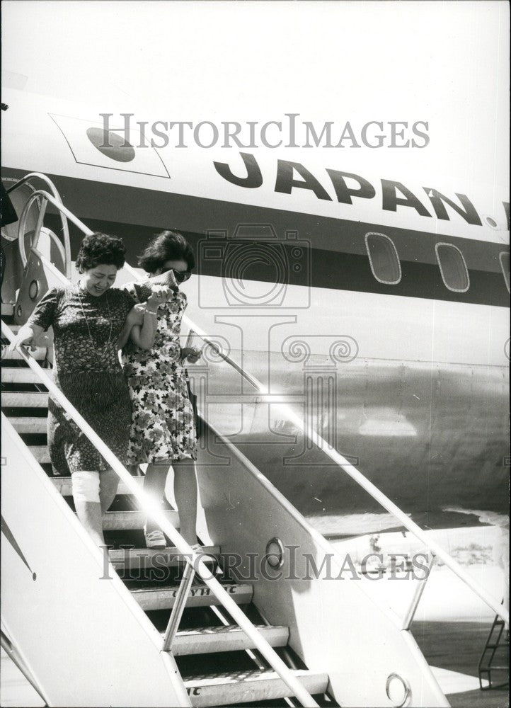 1973 Press Photo Released Passengers From Hijacked Japanese Plane - KSB70777-Historic Images