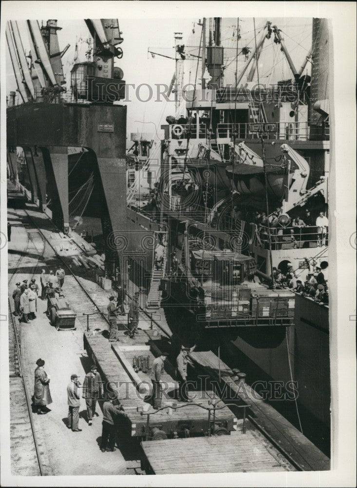 1956 Press Photo First Shipment of Arms from America Arrive at Brenerhaven - Historic Images