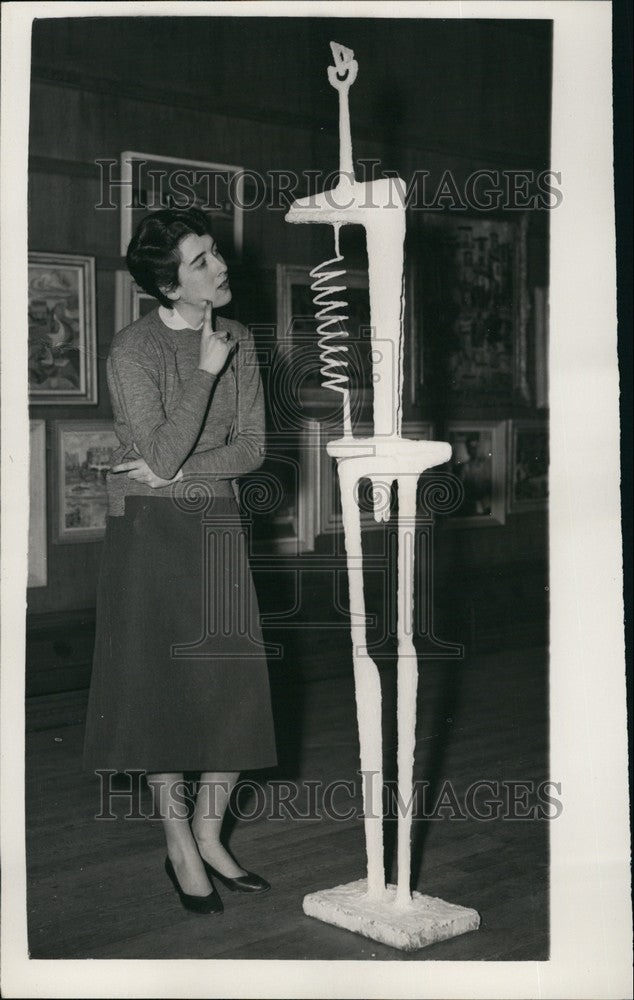 1956 Press Photo Miss Miranda Colson of Slough Looking at Sculpture Skeleton-Historic Images