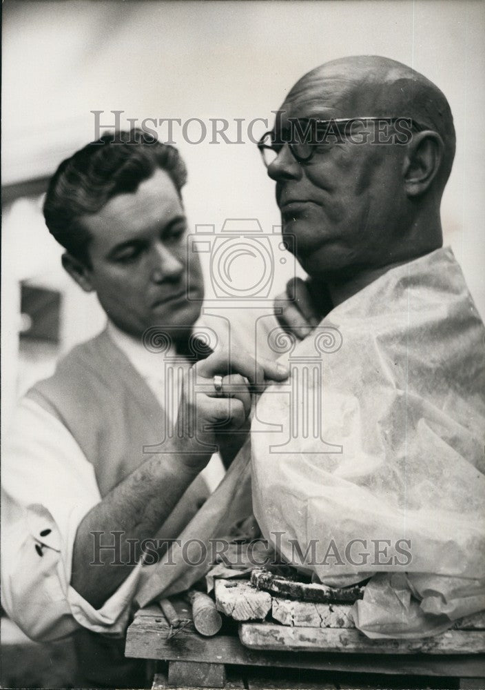 1958 Grevin Musuem Sculptor Barbieri Makes Bust of Paul-Henri Spaak - Historic Images