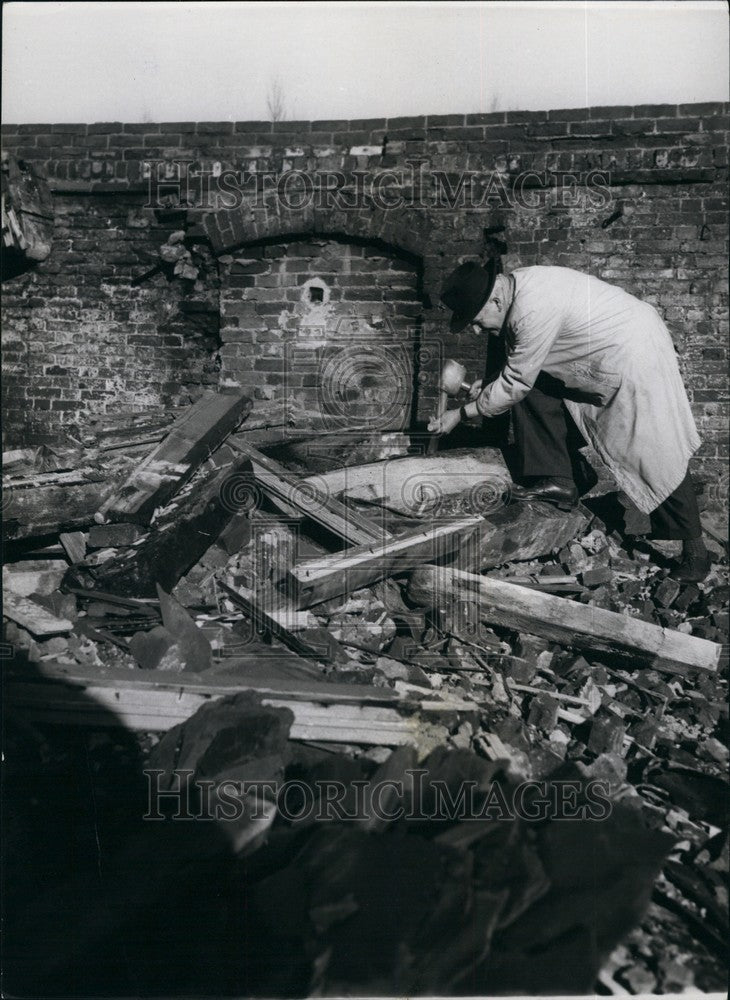 Press Photo Mr. Kern searches amongst the rubble for material for artwork - Historic Images