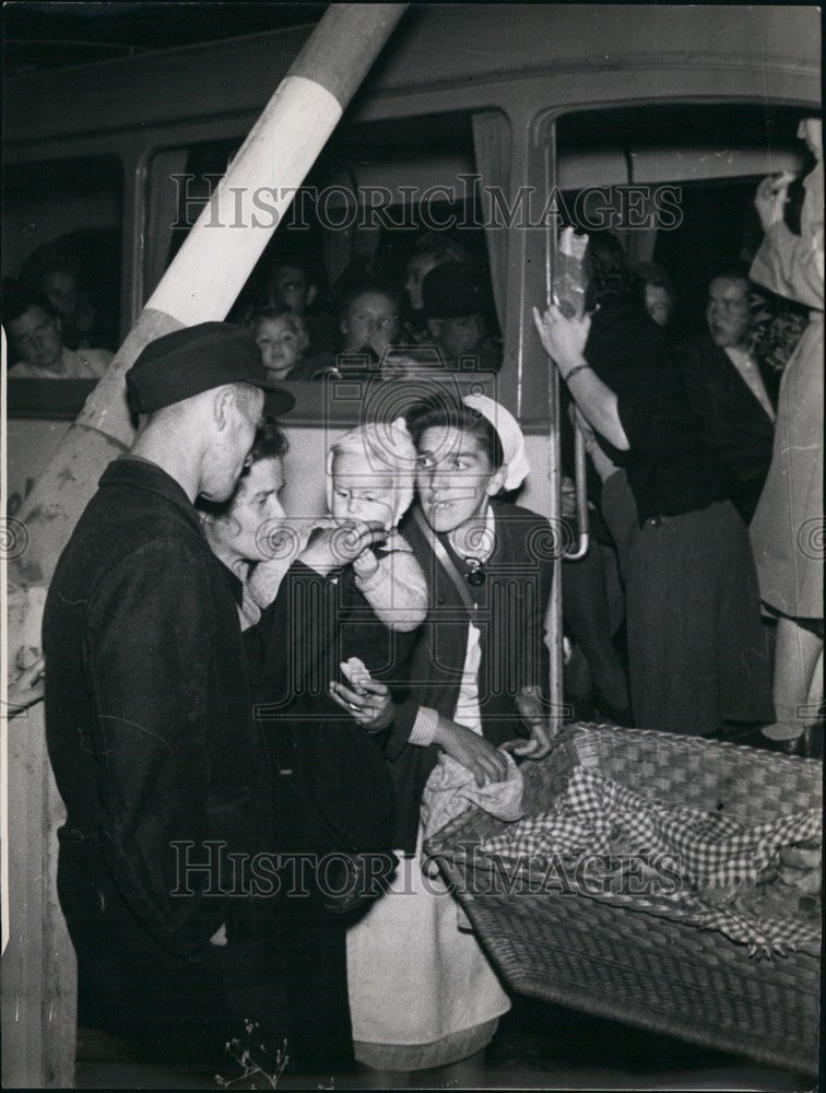 Press Photo Refugees arrive from German Soviet zone - KSB71193 - Historic Images