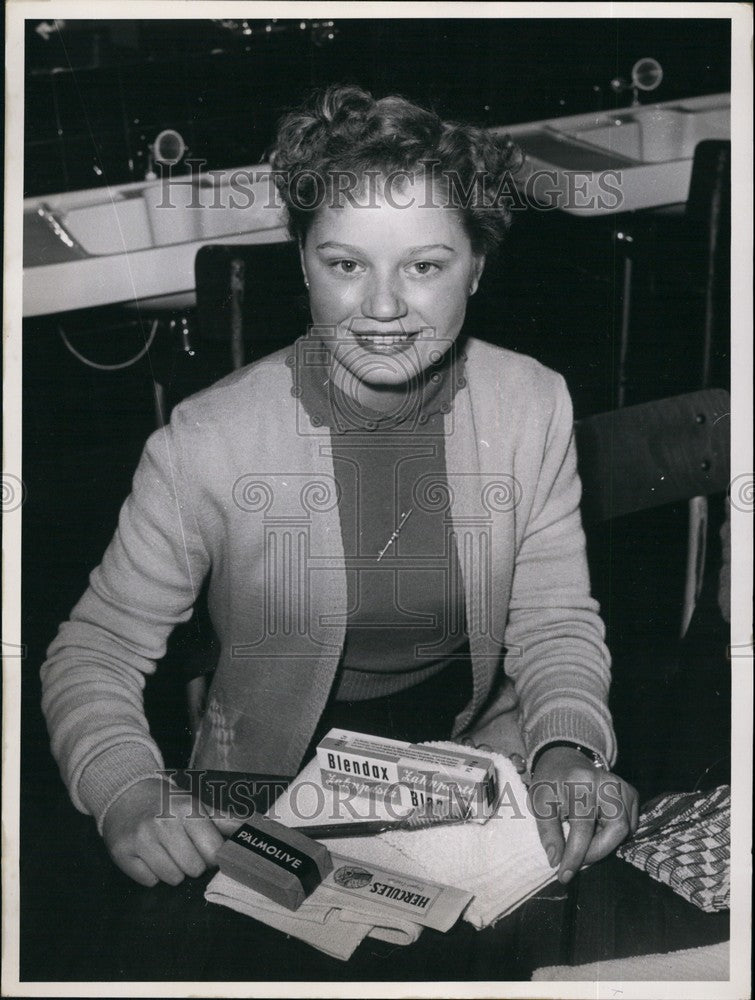 Press Photo East-zone refugees in the schools and professional schools of Nordrh - Historic Images