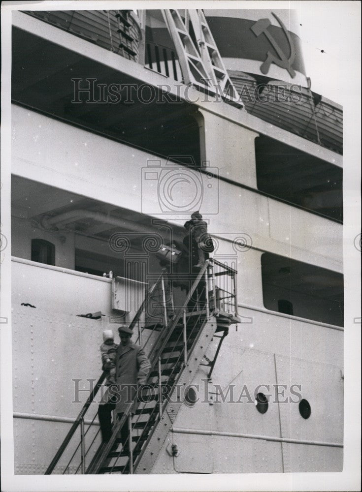 1958 Chicken Pox puts finish family in a spot as they emigrate - Historic Images