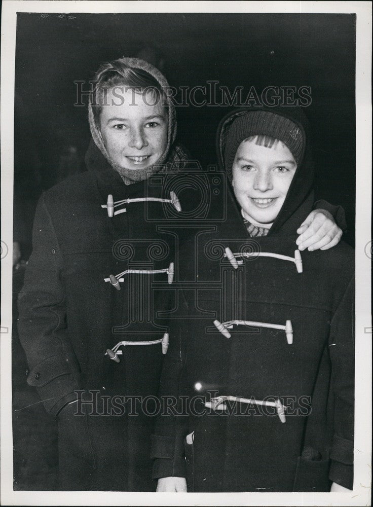 1959 Refugees Arrive To Spend Christmas In England. - Historic Images