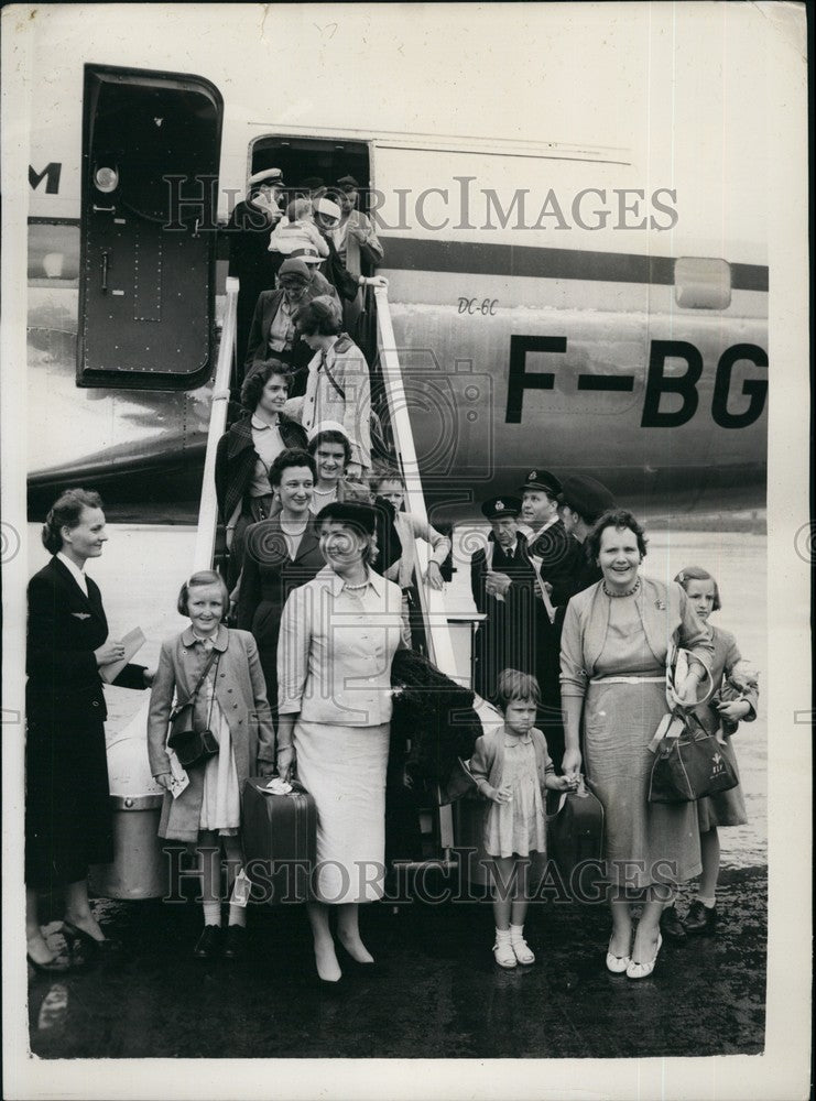 1956, Wives And Children Arrive From The Suez Zone. - KSB71241 - Historic Images