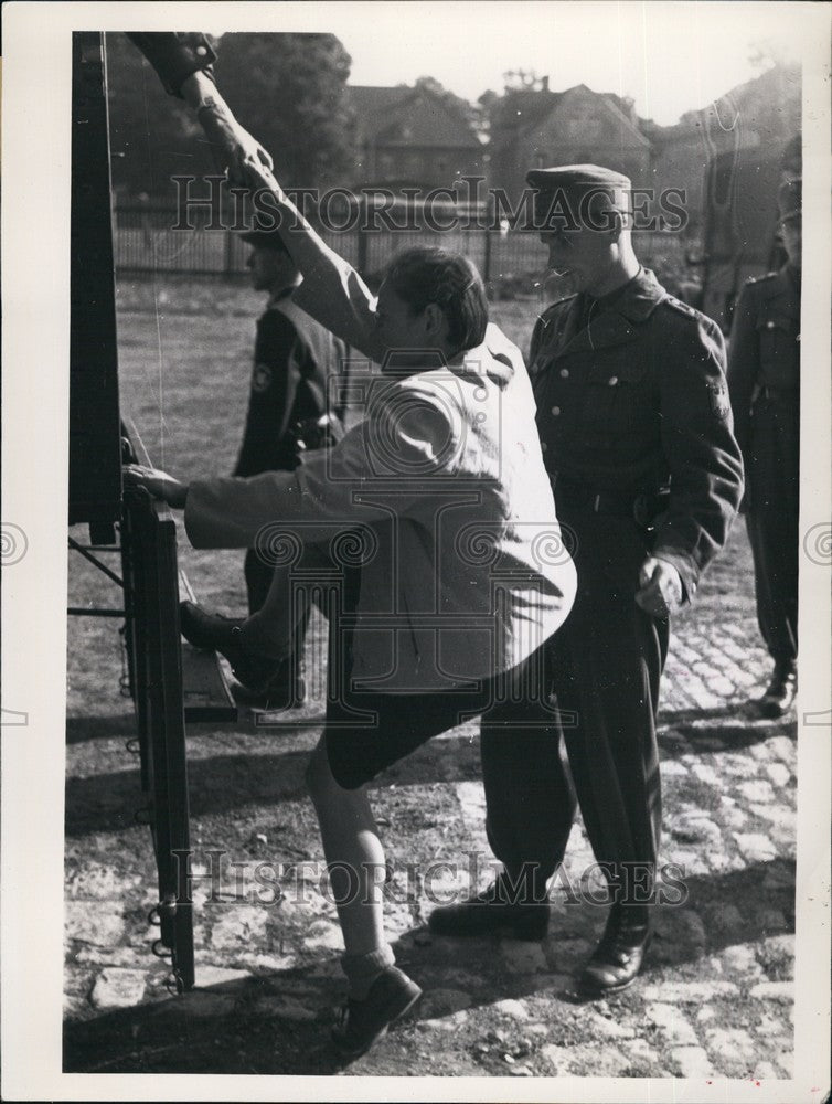 1953 East-agents at the judge arrested Coburg - Historic Images