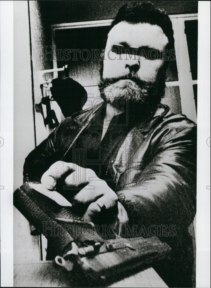 Press Photo policeman showing the 9 mm pistol &quot;FN - KSB71445 - Historic Images