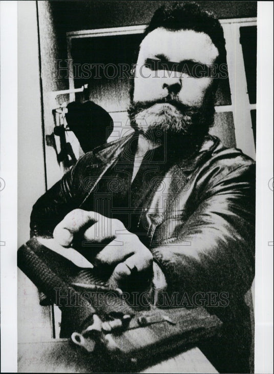Press Photo policeman showing the 9 mm pistol "FN - KSB71445 - Historic Images