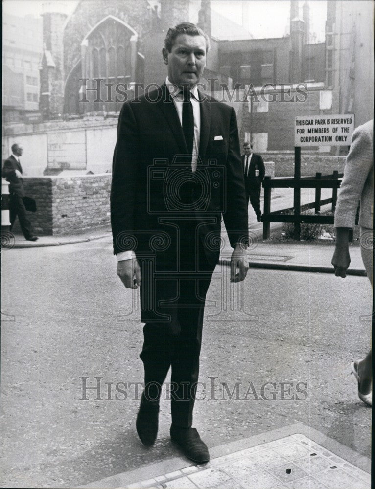 1964 Stockbroker Mr. Sarsfield arrested for conspiracy - Historic Images