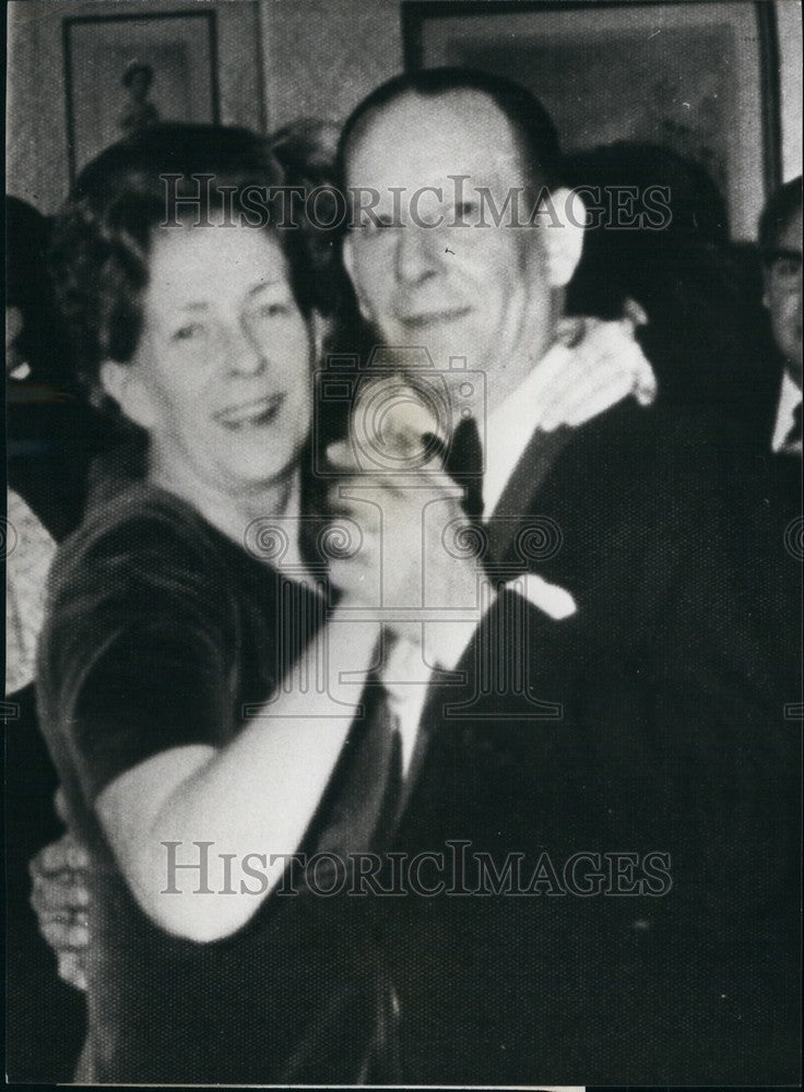 1975 Press Photo London Siege Hostages, IRA Gunman - KSB71631 - Historic Images