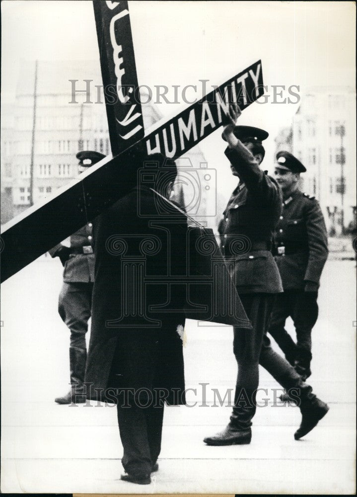 1961 Press Photo Mr. Khayat demonstrating - KSB71643 - Historic Images