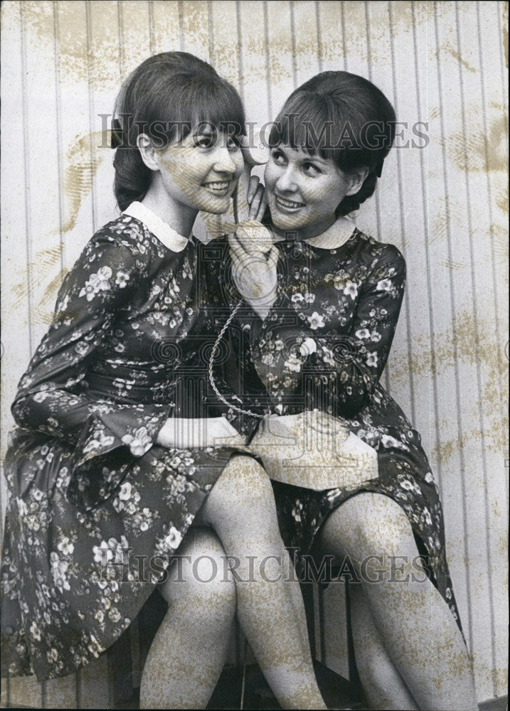 1966, Munich Twins Cora, Carin, Swing Singers - KSB71705 - Historic Images